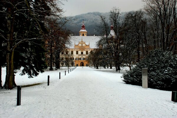 冬季景观中的伊奥拉尼宫