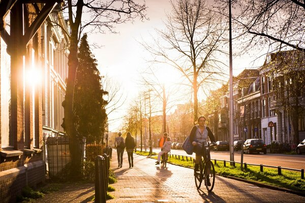 Dans la ville vient le matin, la route est vide sur le trottoir passants rares dans les rayons du soleil d automne