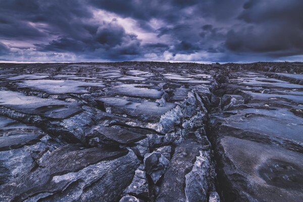 La terra divenne nera di resina, in profonde crepe, faglie alla luce di una notte accigliata