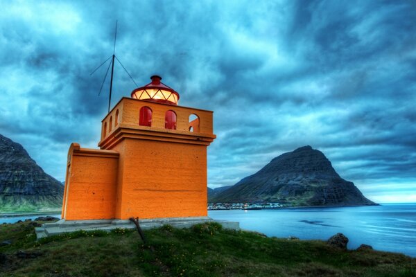 Nuvens flutuantes e um farol na costa