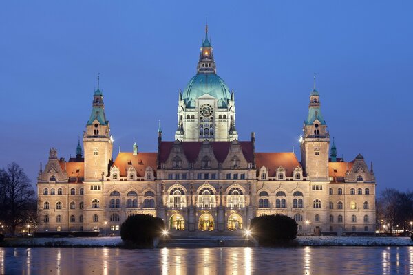 Nachtstadt im Hintergrund der europäischen Architektur