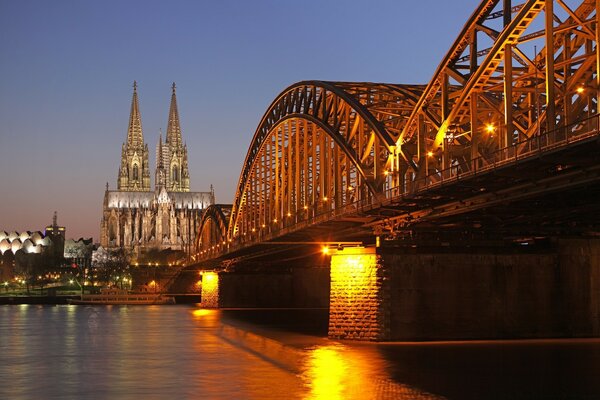 Ponte sobre a água, arquitetura e noite