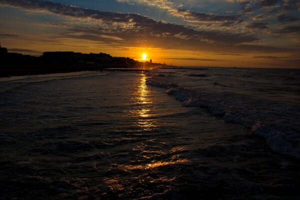 Coucher de soleil sur la plage au bord de la mer