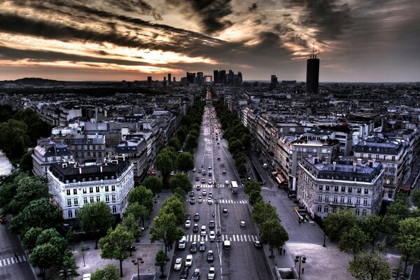 Vista de pájaro de París desde el arco del triunfo hacia las persianas