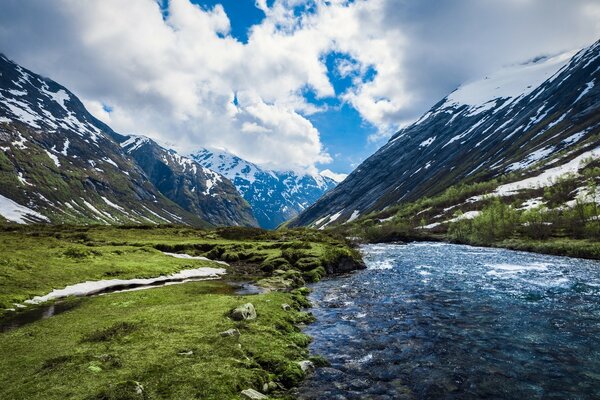 Paysage de montagne avec neige et ruisseau