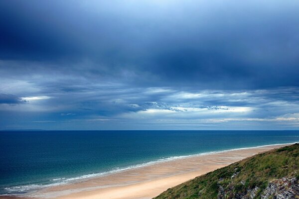 Meeresstrand. Horizont. Dunkler Himmel