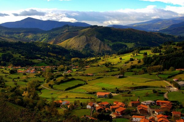 Una pequeña ciudad entre las verdes montañas