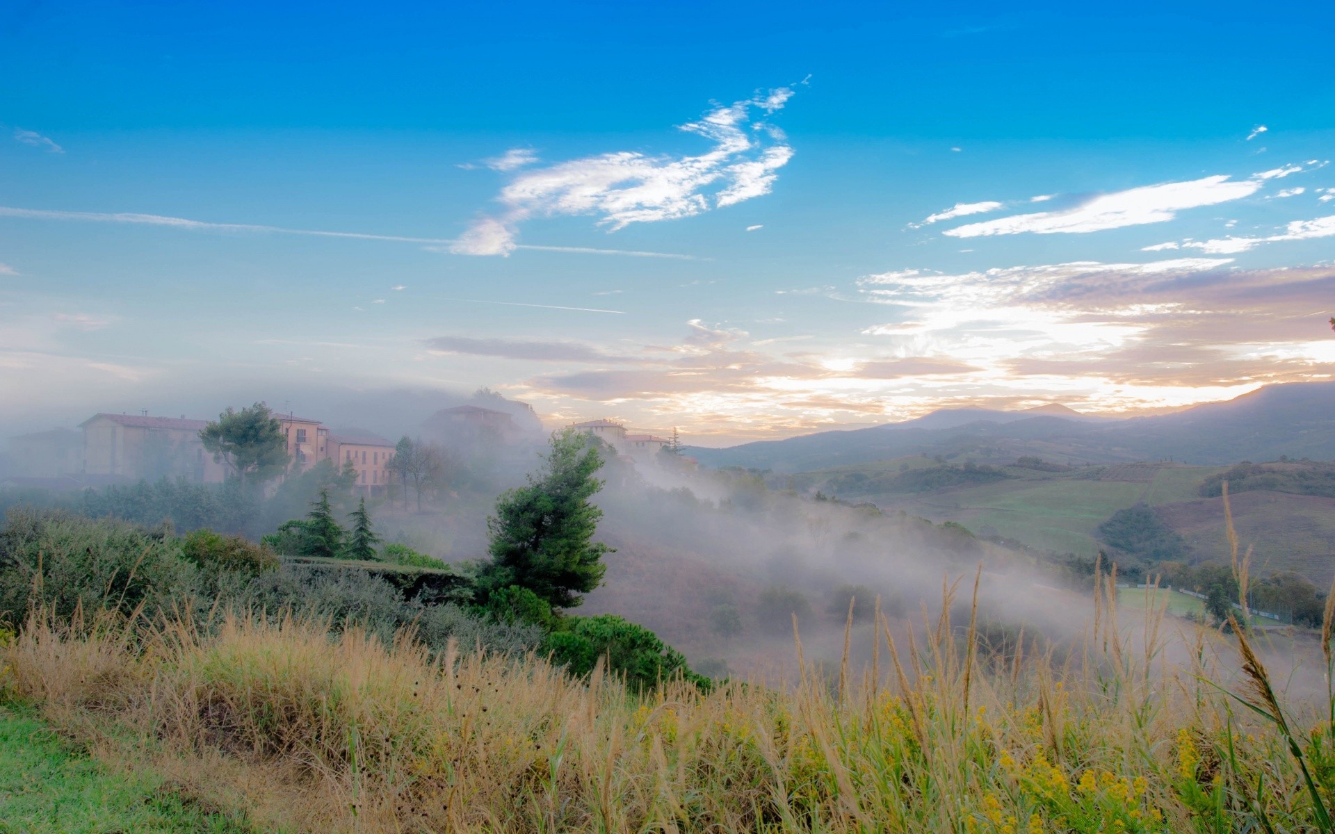 europe paysage nature ciel à l extérieur voyage brouillard herbe aube coucher de soleil arbre été nuage bois brouillard eau montagne scénique