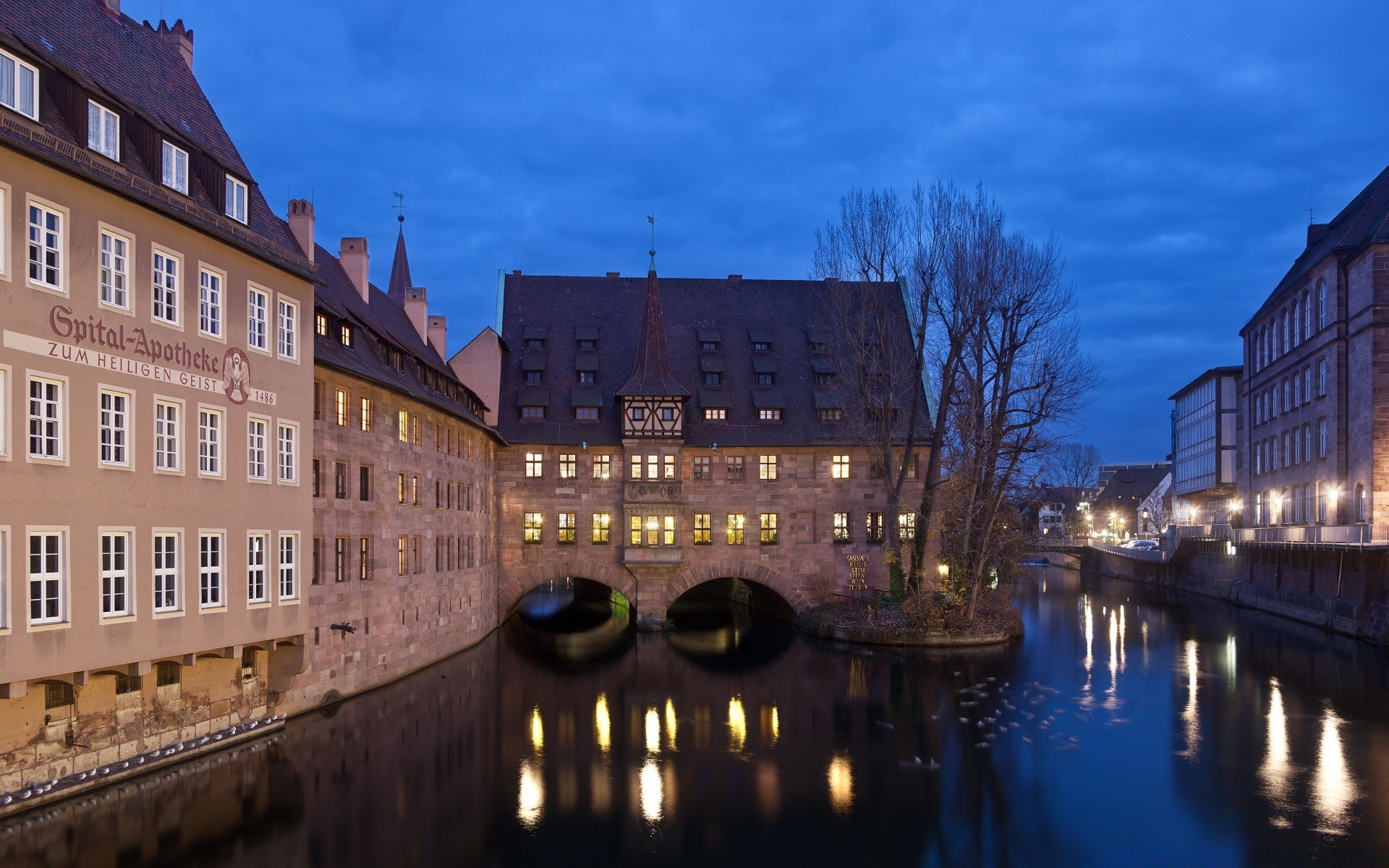 europa arquitectura ciudad hogar viajes agua reflexión al aire libre río cielo crepúsculo noche canal casa puente turismo ciudad iluminación urbano administración