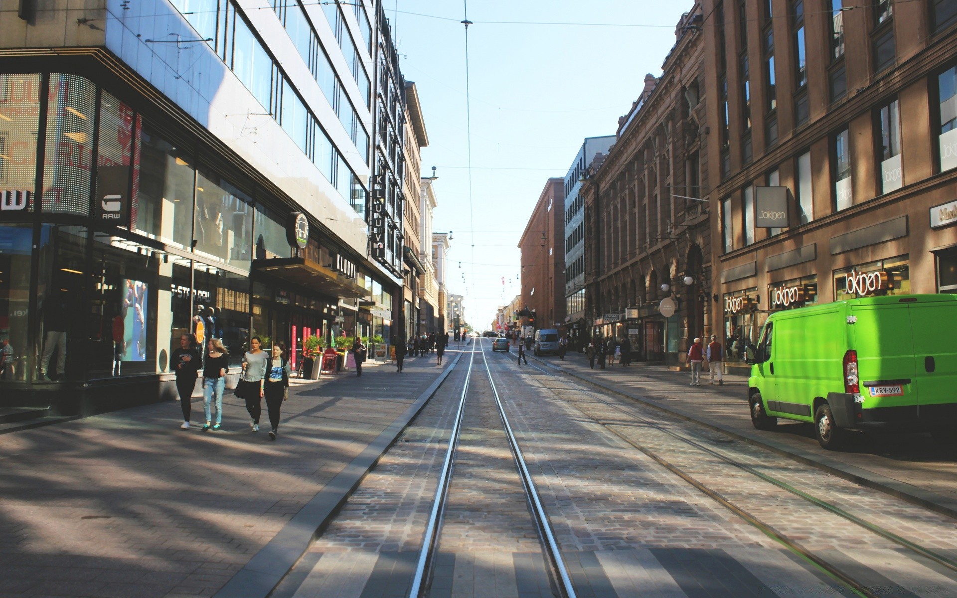 europa straße stadt straße städtisch transportsystem reisen auto verkehr auto straßenbahn im freien haus lager tageslicht schiene bus architektur wirtschaft stadt