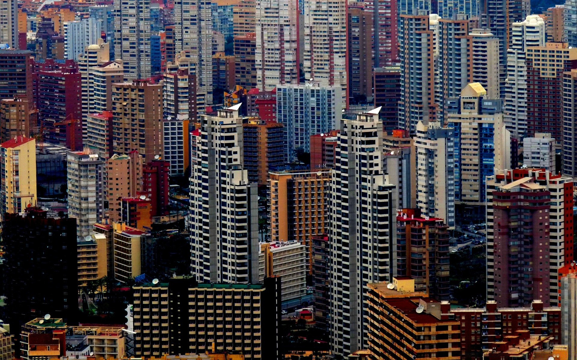 europa cidade centro da cidade arranha-céu arquitetura casa cidade skyline viagens urbano apartamento o negó cio moderno escritó rio finança torre alto céu tráfego crepúsculo