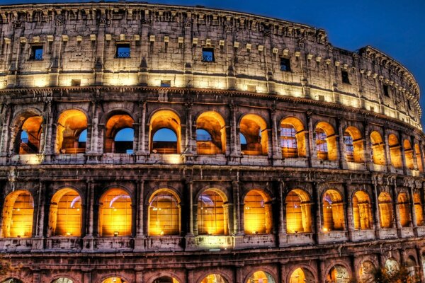 Coliseo nocturno iluminado