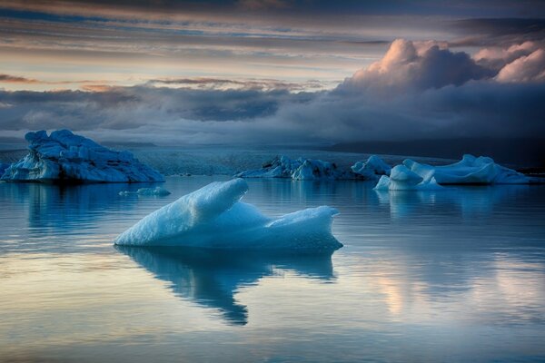 Glace dans l océan sur fond de brouillard