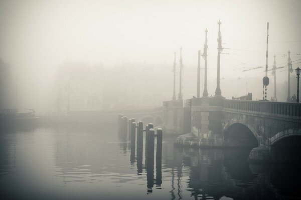 Niebla sobre el río en Europa