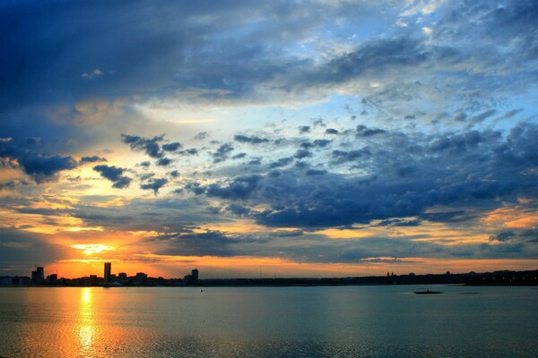 A cidade contra o céu azul