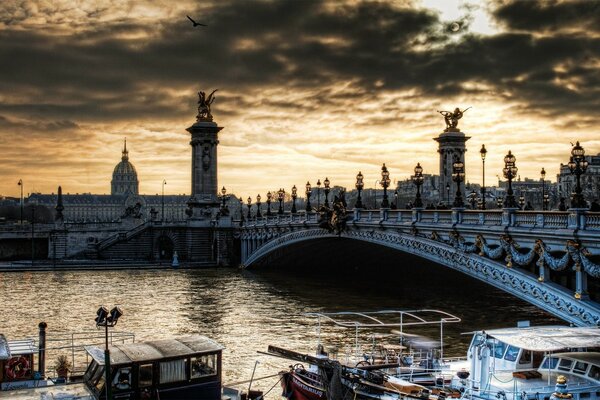 Die Brücke über den Fluss ist architektonisch