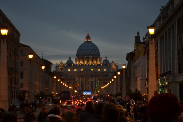 Vespri vista dell illuminazione della strada che conduce alla Cattedrale