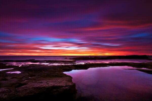 Brillante puesta de sol sobre el agua