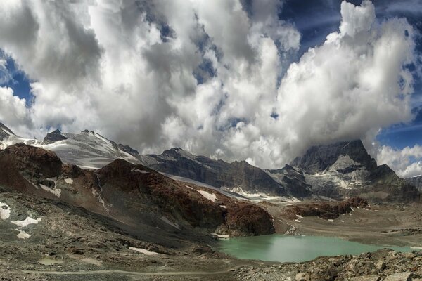 Berglandschaft mit überhängenden weißen Wolken