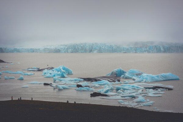 Témpanos de hielo y icebergs en el río, naturaleza invernal