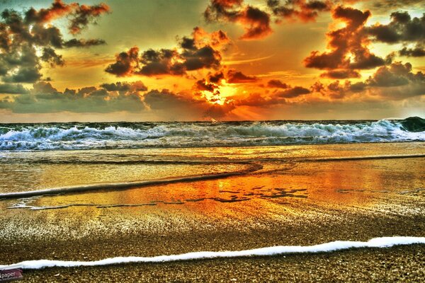 Puesta de sol en el mar en tonos rojos