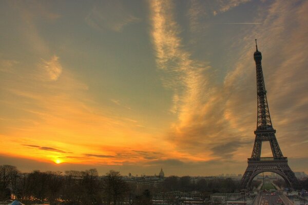 La torre Eiffel contra el amanecer