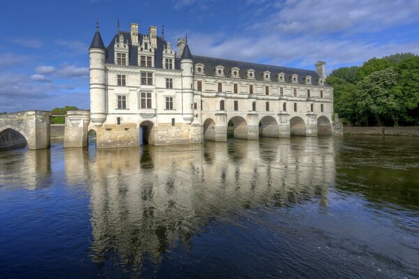 Hermoso castillo europeo en el agua