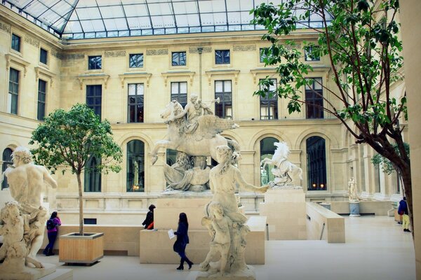 Sculptures in the courtyard, people and the city