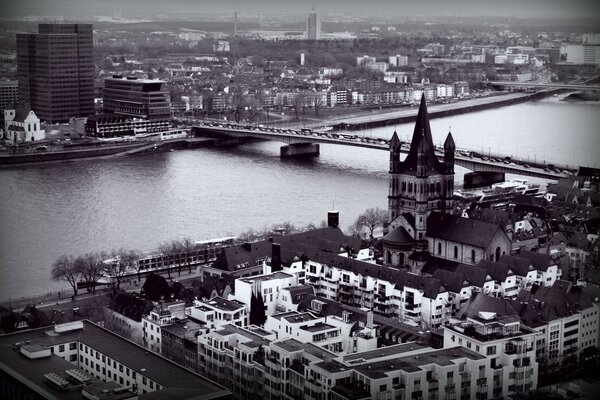 Pont en Europe sur la rivière, belle architecture