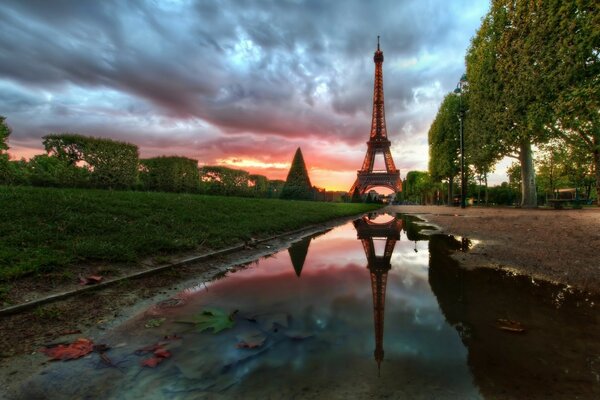 Coucher de soleil sur la tour Eiffel