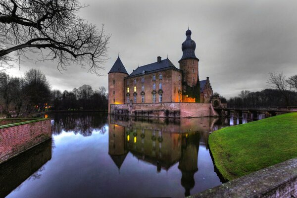 Alte Burg auf Wasserhintergrund