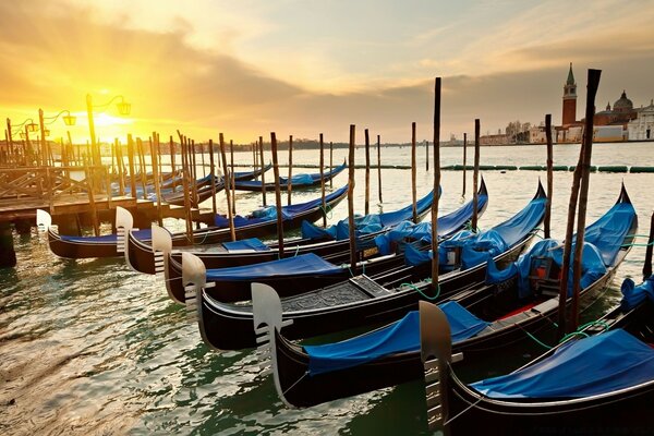 Barcos exatamente expostos ao pôr do sol