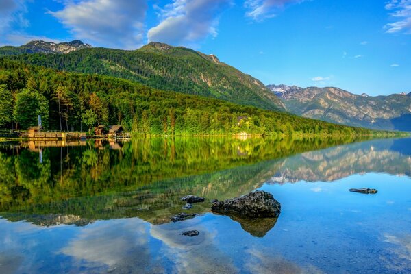 Paesaggio di un lago calmo ai piedi della montagna