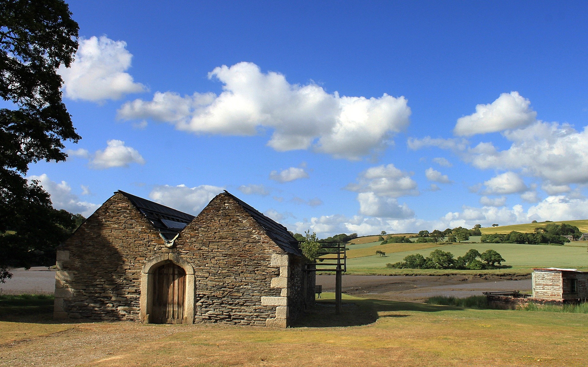 europa scheune haus haus bauernhof im freien haus gras des ländlichen himmel haus landschaft architektur tageslicht landwirtschaft reisen landschaft land bungalow rustikal