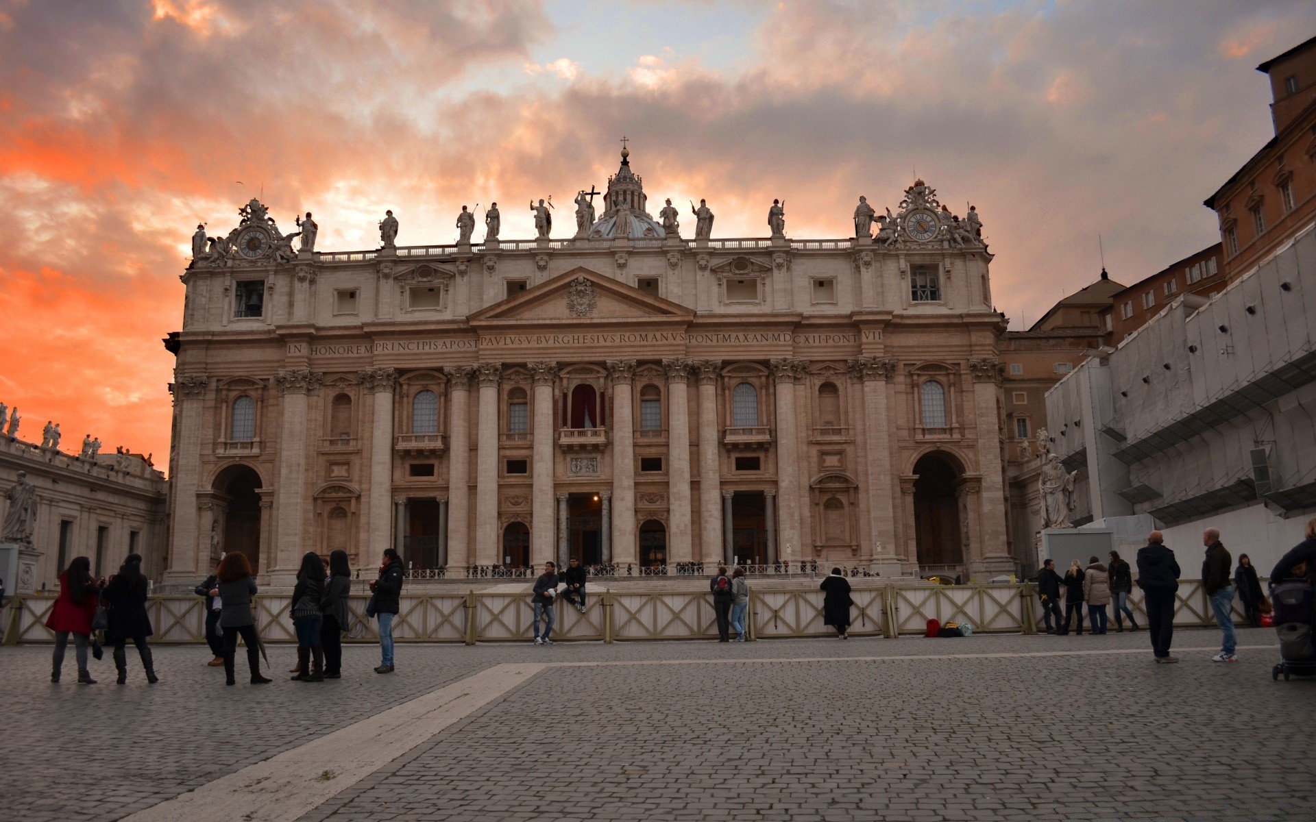 europa architettura casa città viaggi turismo castello religione punto di riferimento monumento all aperto facciata turista città luce del giorno piazza chiesa vecchio scultura statua