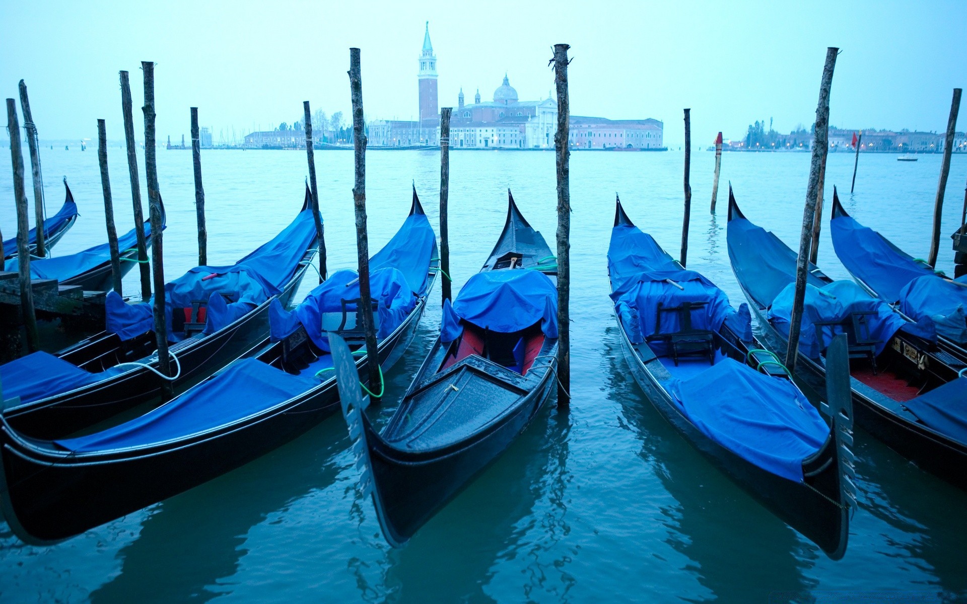 europa barca acqua gondola imbarcazione viaggi mare nave oceano vacanza laguna sistema di trasporto veneziano marittimo romantico gondoliere riflessione