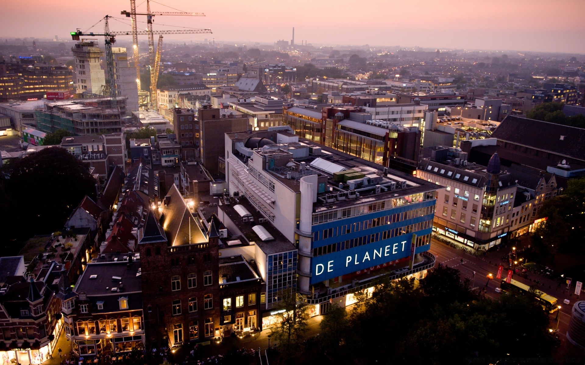 europa stadt stadt reisen skyline architektur wolkenkratzer dämmerung haus abend verkehr urban beleuchtung innenstadt spektakel straße himmel licht büro geschäft fluss