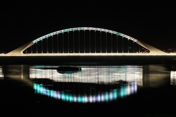 Architektonische Brücke für Reisen durch Europa