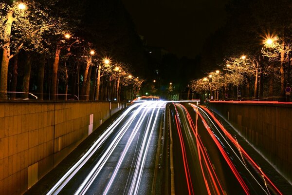 Straße in Form von Unschärfe mit hellen Linien