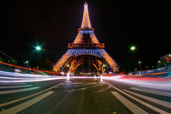 Paris teki Eyfel Kulesi ne giden yol