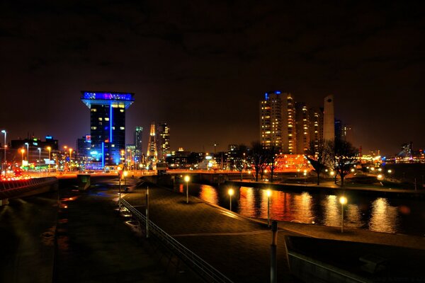 A cidade noturna da Europa é linda