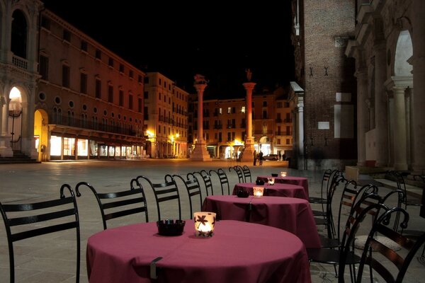 Ein Café in der Nacht von Venedig. Atmosphäre einer europäischen Stadt am Abend