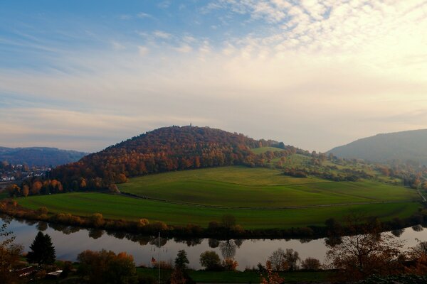 Paysage d automne. Forêt, champ vert, rivière