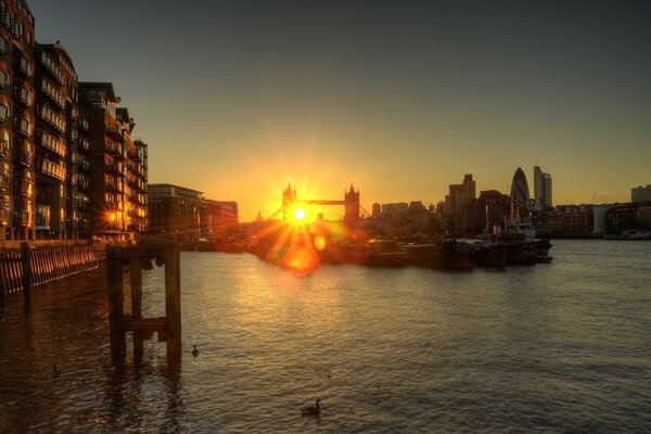 Una hermosa puesta de sol sobre el agua en la ciudad de Europa (probablemente en Venecia)