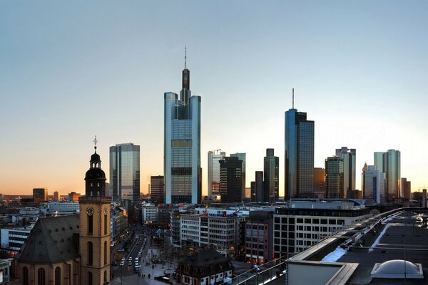 Grattacieli urbani contro il cielo