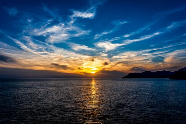 Das ruhige Meer bei Sonnenuntergang ist perfekt