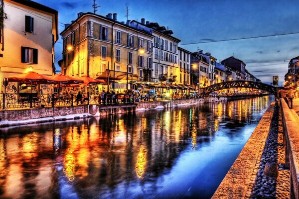 Un ponte sul fiume nella città di cupo da qualche parte in Europa