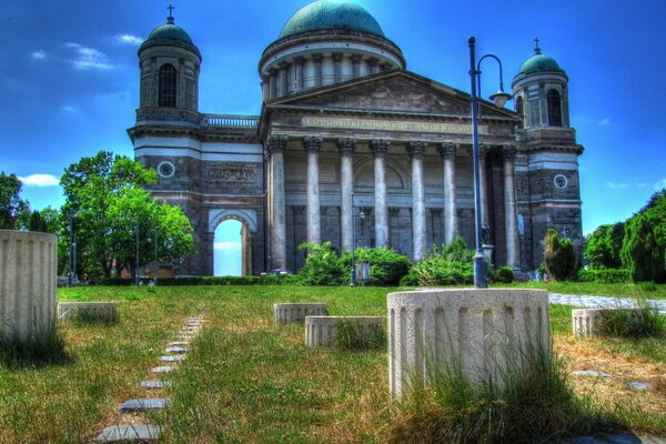 Europejska Katedra na tle błękitnego nieba