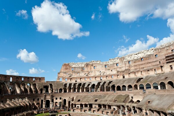 Das alte europäische Amphitheater und der Himmel