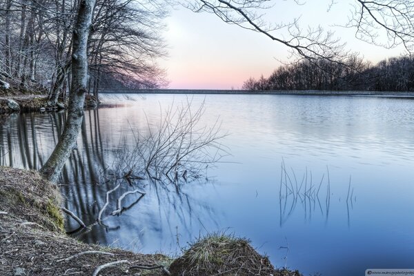 Piękny krajobraz, woda i niebo